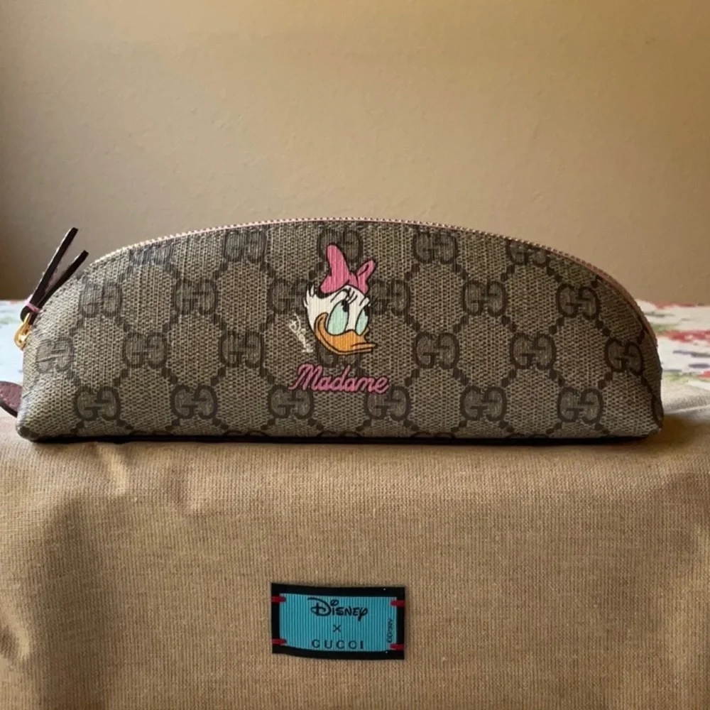🎀🛍🎀  GUCCI X DISNEY DAISY DUCK PENCIL CASE 🎀🛍🎀 NWT 🎀🛍🎀